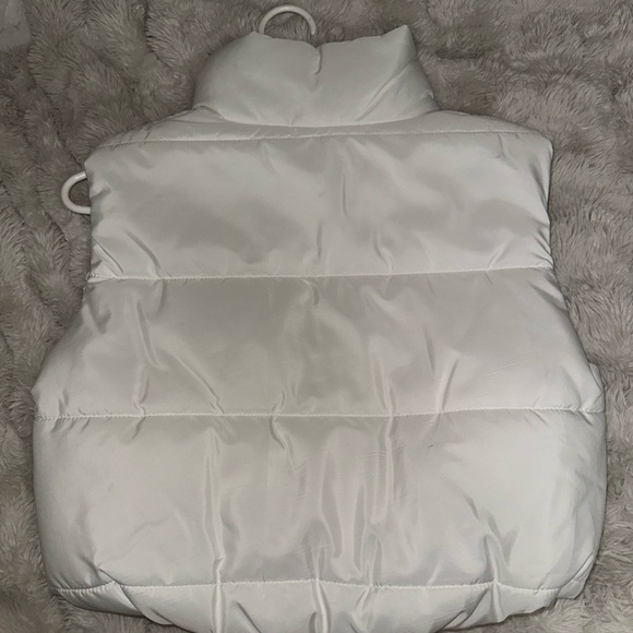 Women's Cropped White Puffer Vest - Picture 2 of 4